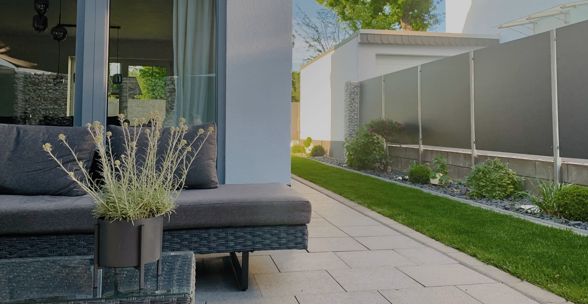 暮らしを囲い、未来を彩る外構を